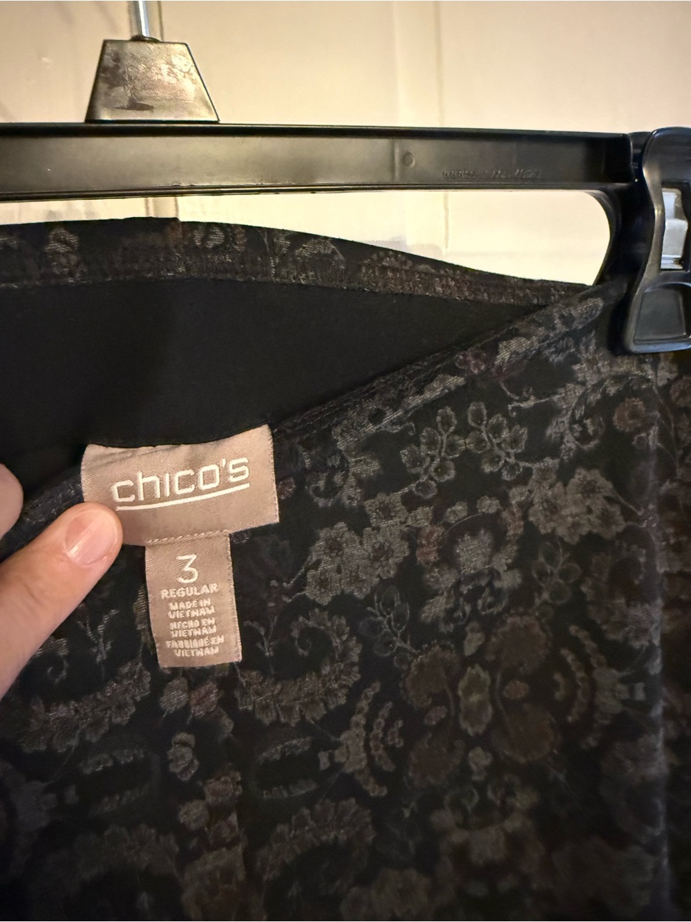 Chico's Black & Gray Floral Midi Pull-On Pants Size 3 aka 16